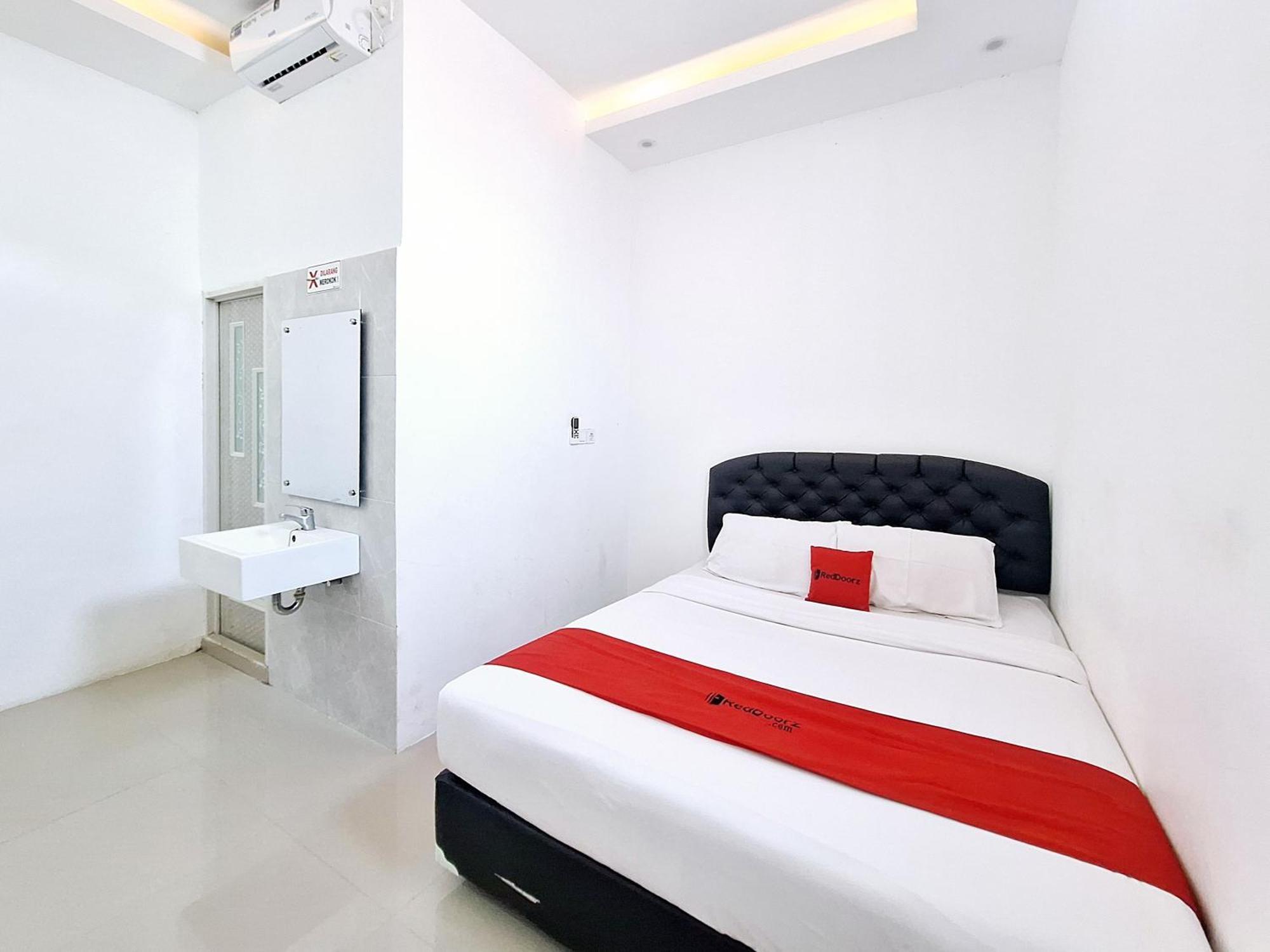 Reddoorz Near Stasiun Kediri Hotel Kediri  Buitenkant foto