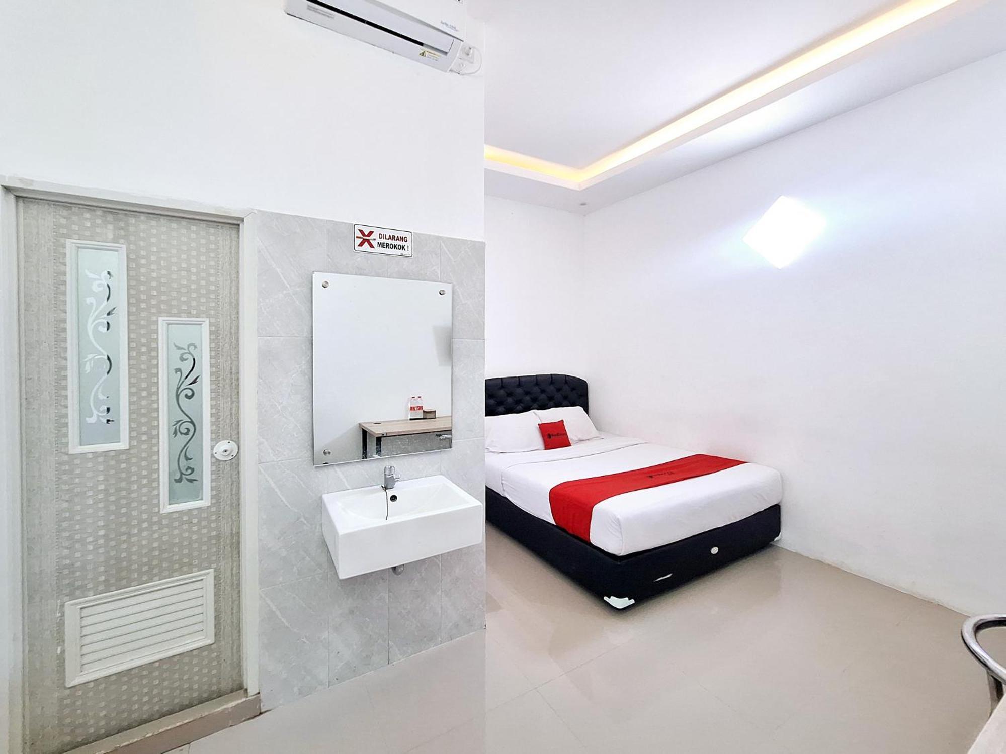 Reddoorz Near Stasiun Kediri Hotel Kediri  Buitenkant foto