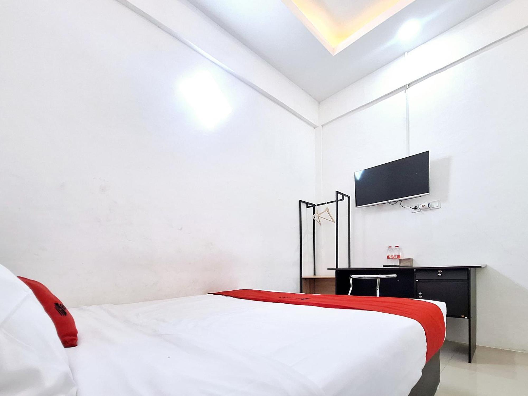 Reddoorz Near Stasiun Kediri Hotel Kediri  Buitenkant foto