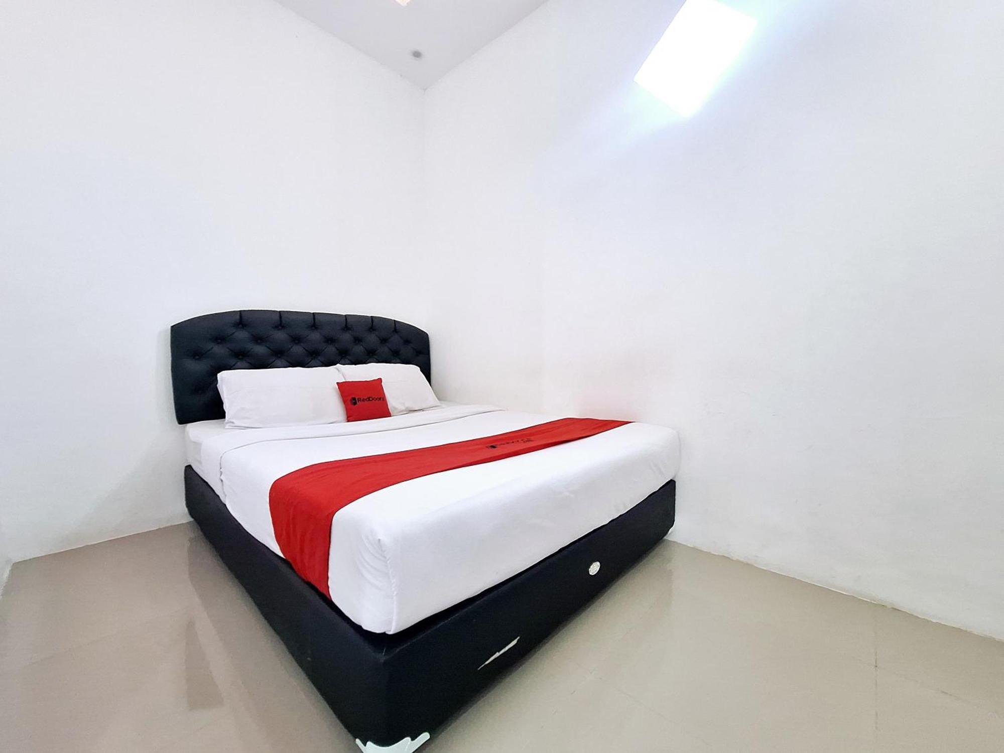 Reddoorz Near Stasiun Kediri Hotel Kediri  Buitenkant foto