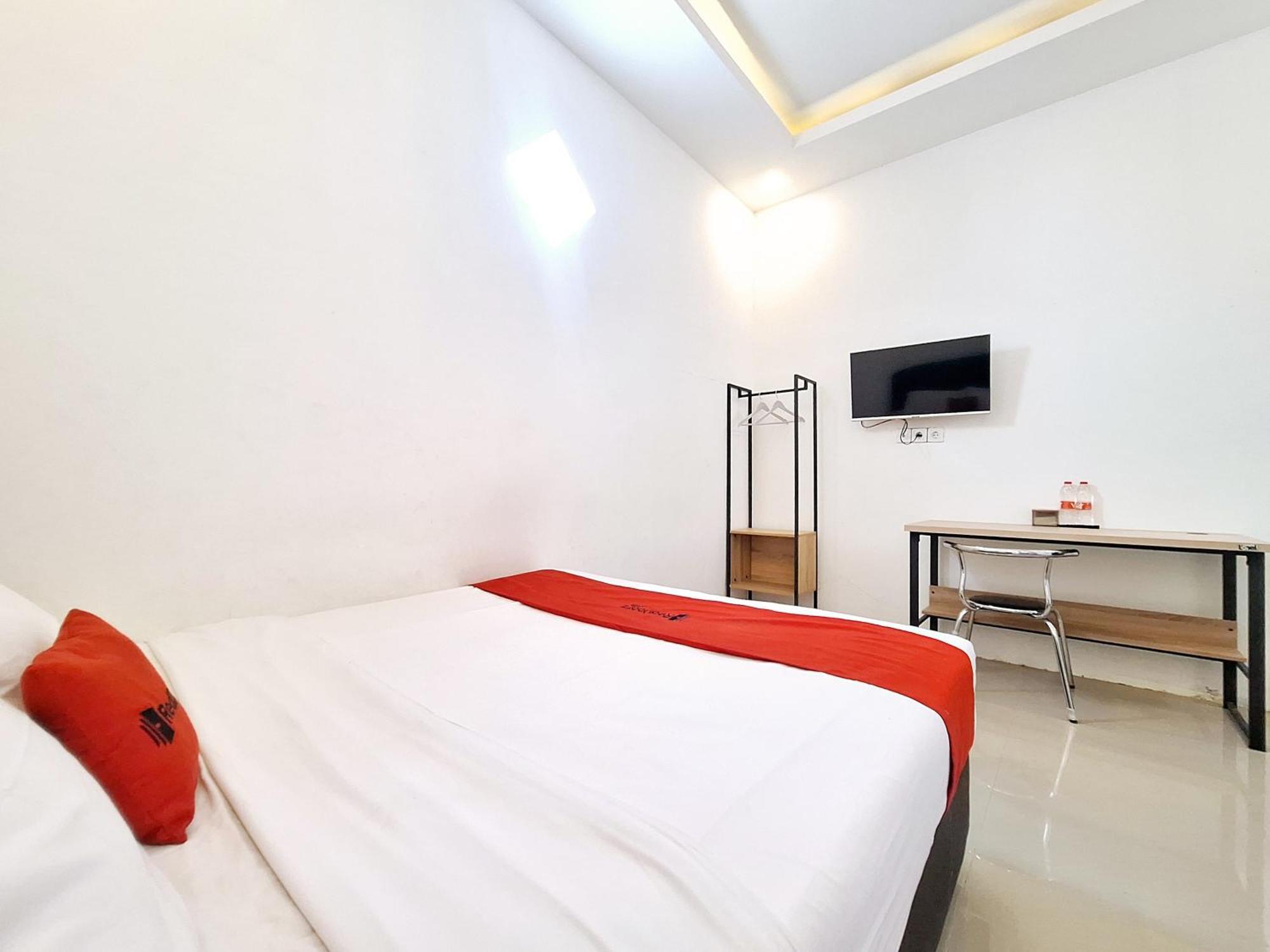 Reddoorz Near Stasiun Kediri Hotel Kediri  Buitenkant foto